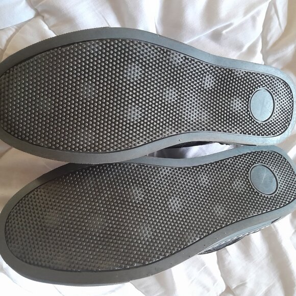 Boys size 8 shoes - Picture 4 of 4